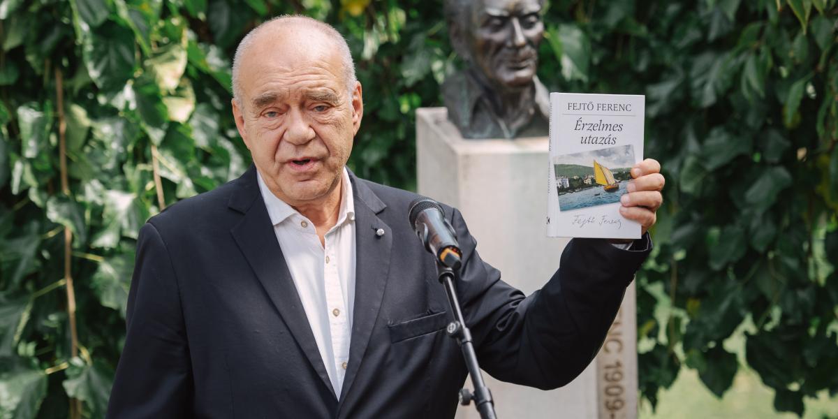 Kocsis András Sándor néhány Fejtő Ferenccel kapcsolatos személyes emlékét, barátságuk történetét idézte fel beszédében