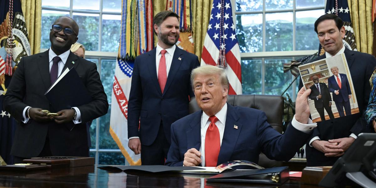 Donald Trump az Ovális Irodában a ruandai külügyminiszterrel, Olivier Nduhungirehével a kongói–ruandai békeegyeztetésen, júniusban