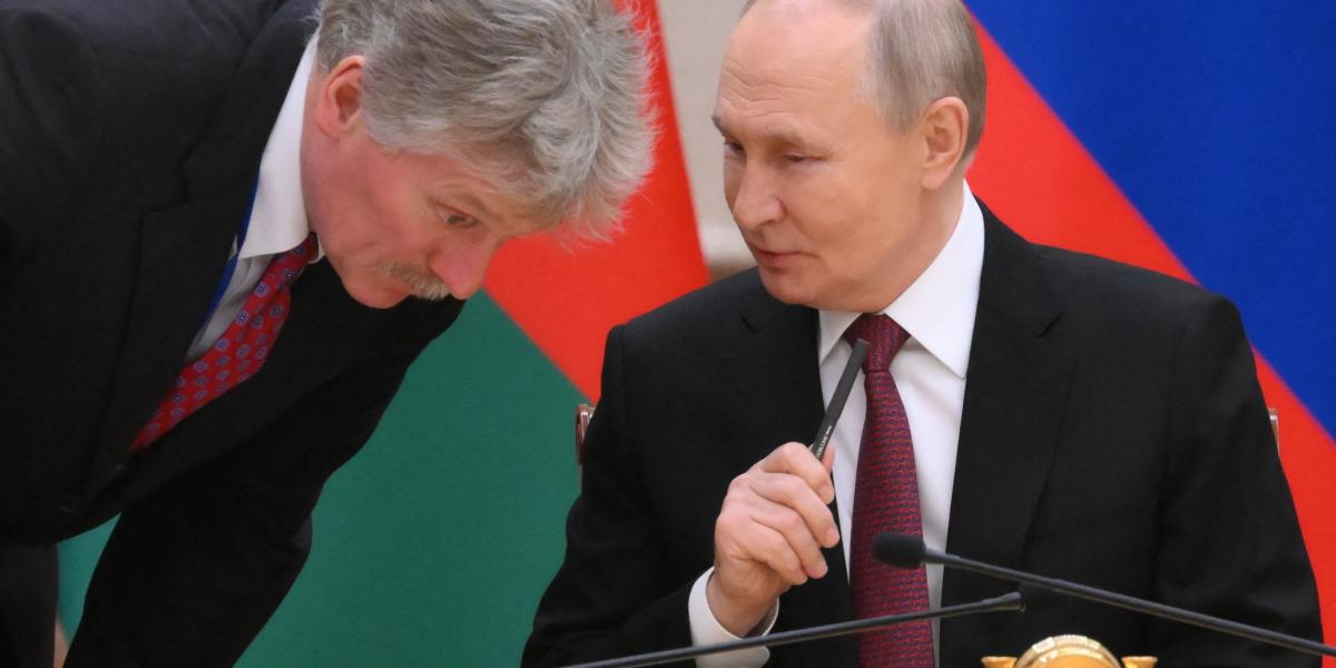 Dmitrij Peszkov elnöki szóvivő és Vlagyimir Putyin - Korábbi felvétel 