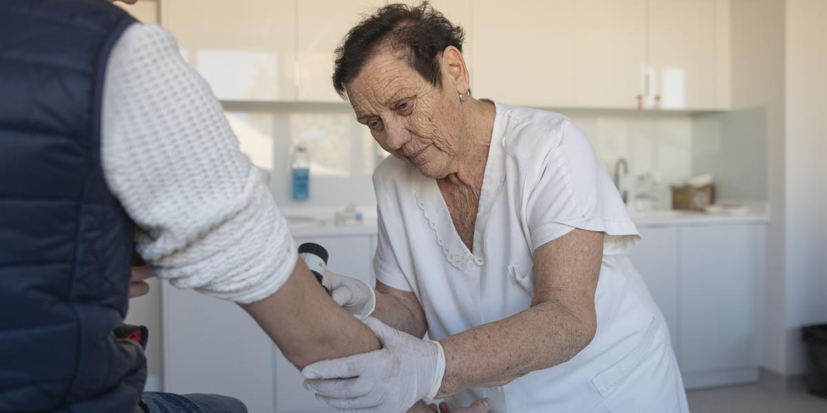 A nyugdíj mellett dolgozó egészségügyiseknek nem jár az utalvány