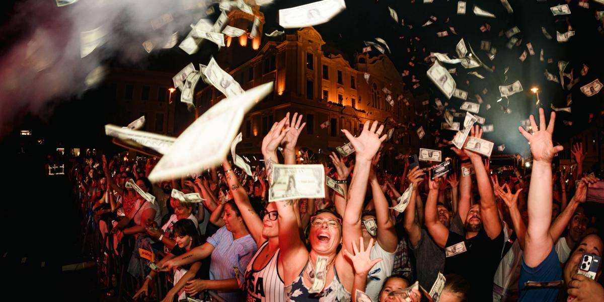 Zsúfolásig megtelt a tér, nagyjából 20 ezren voltak kíváncsiak a koncertre