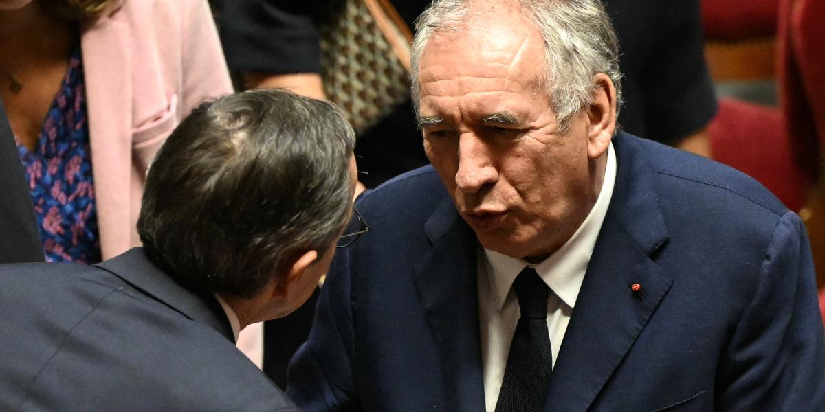 François Bayrou meggyötört arccal fogadta, hogy a képviselők nagy többsége megvonta tőle a bizalmat