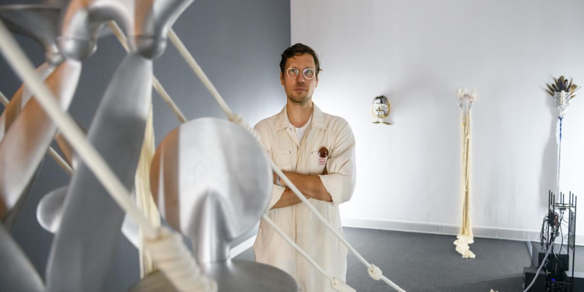 Melkovics Tamás szobrászművész az installációval