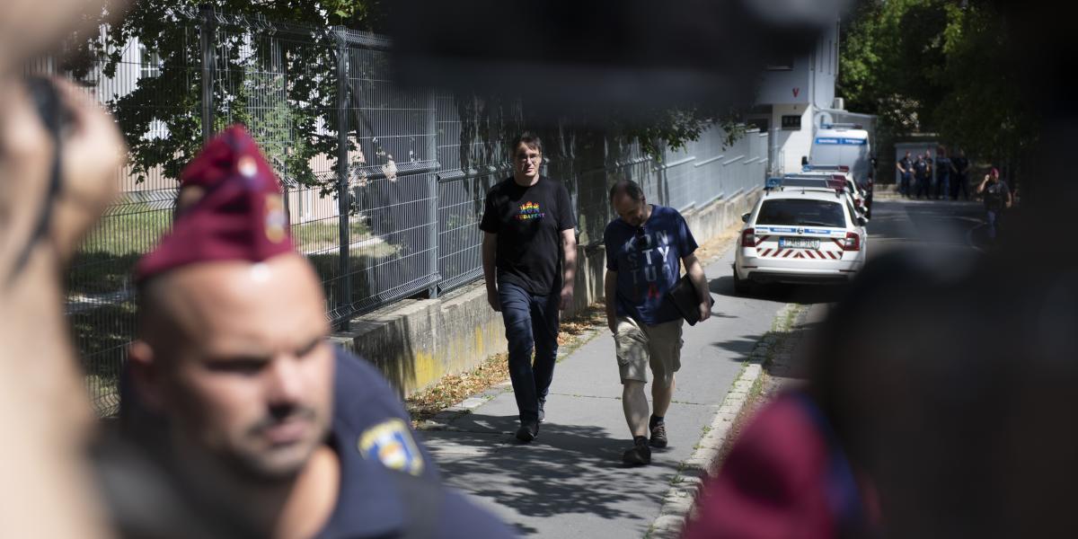 Karácsony Gergely gyanúsítotti kihallgatásra érkezik a Nemzeti Nyomozó iroda központjába augusztus 1-jén