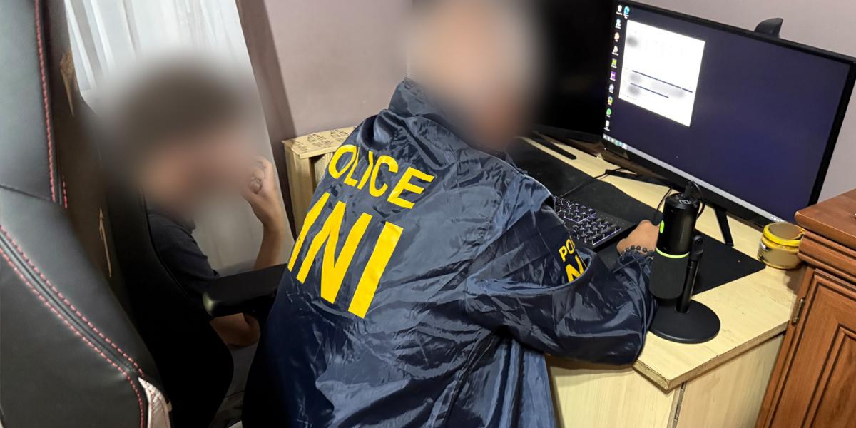 A fiú számítógépének vizsgálata a házkutatás során 