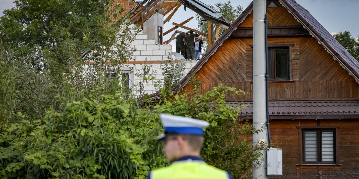 A rendőrség és a hadsereg helyszínel egy orosz drón roncsai által megrongált épületben a kelet-lengyelországi Wyryki-Wola faluban szeptember 10-én 