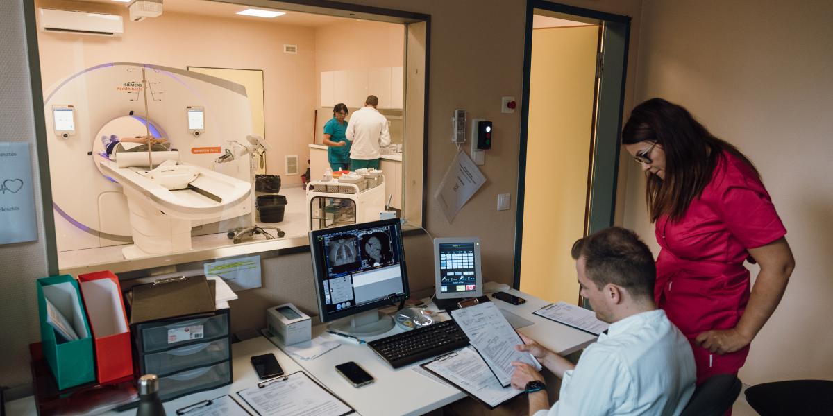 Az államtitkár szerint megkezdték az MR, CT képalkotó diagnosztikai park megújítását