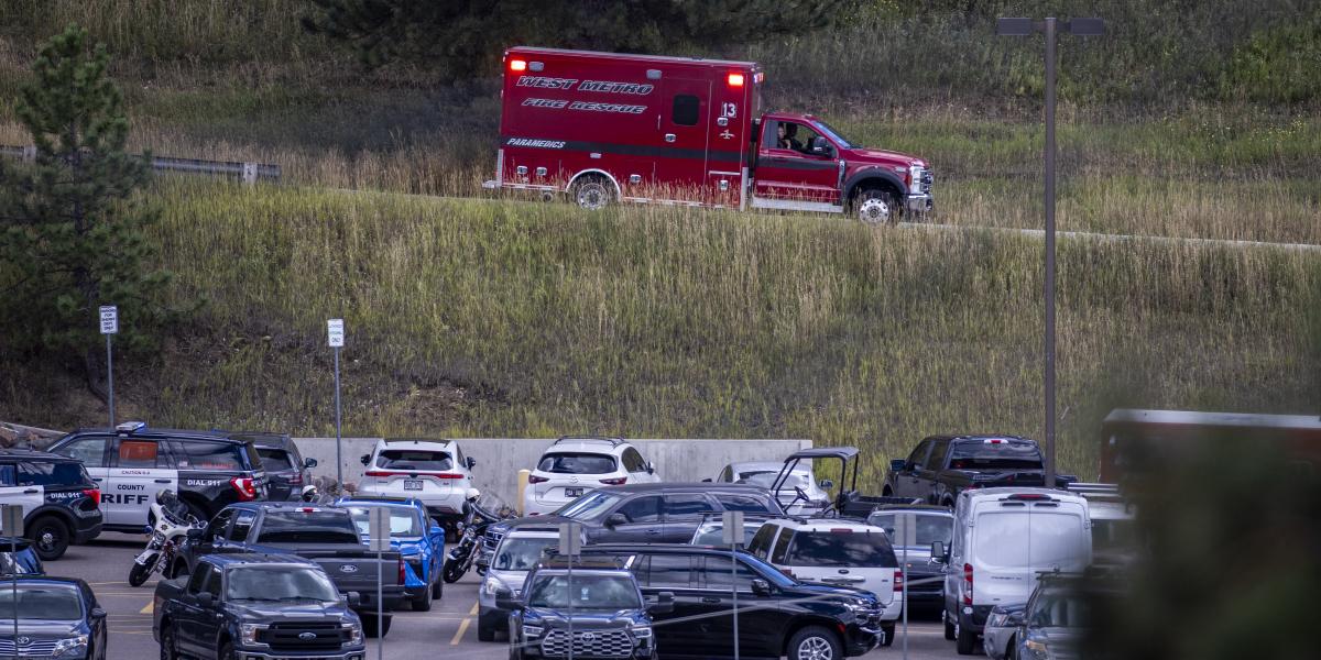 Mentők a coloradói Evergreen középiskolánál, ahol a lövöldözés történt