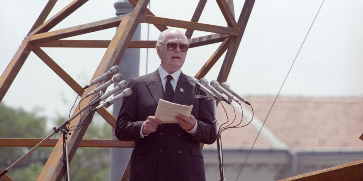 Király Béla 1989. június 16-án, Nagy Imre és társai újratemetésén és Horthy hadnagyaként 