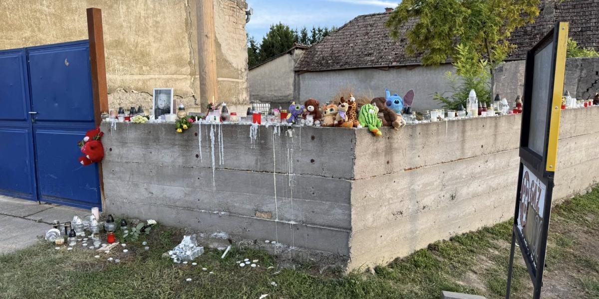 Emlékfal a meggyilkolt kislány tiszteletére Miskén szeptember 3-án 