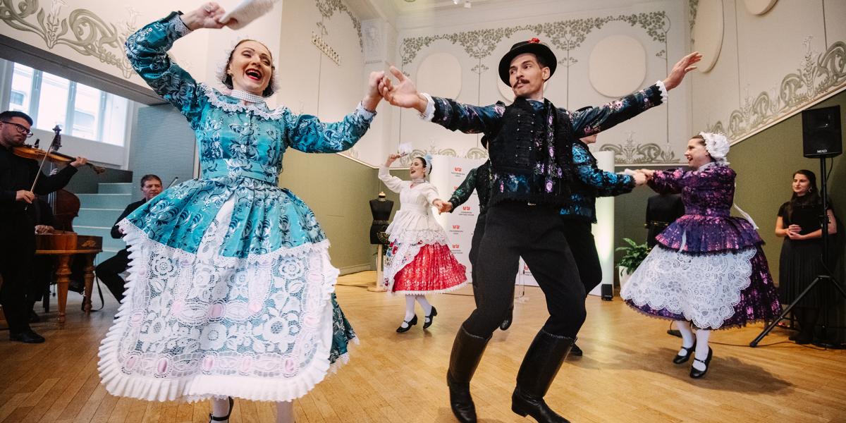 Az évadnyitó sajtótájékoztató kalocsai táncokkal kezdődött, hasonló ruhák láthatók az időszaki kiállításon is