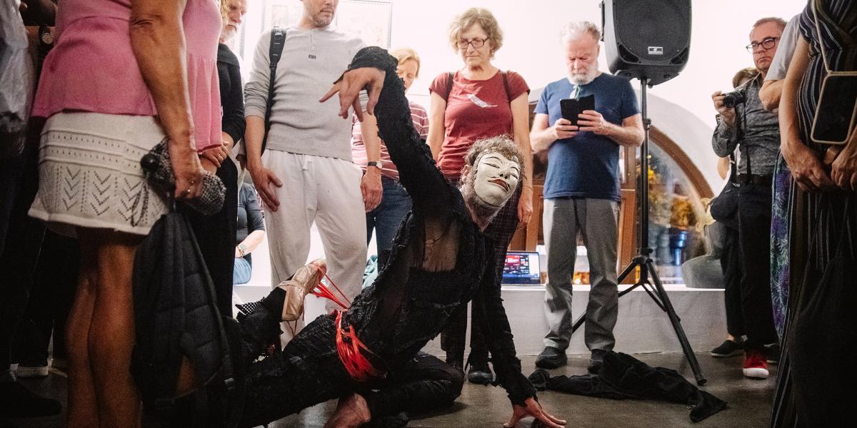 Gergye Krisztián a performansza során olyan érzést keltett, mintha az egyik festményből bújt volna elő