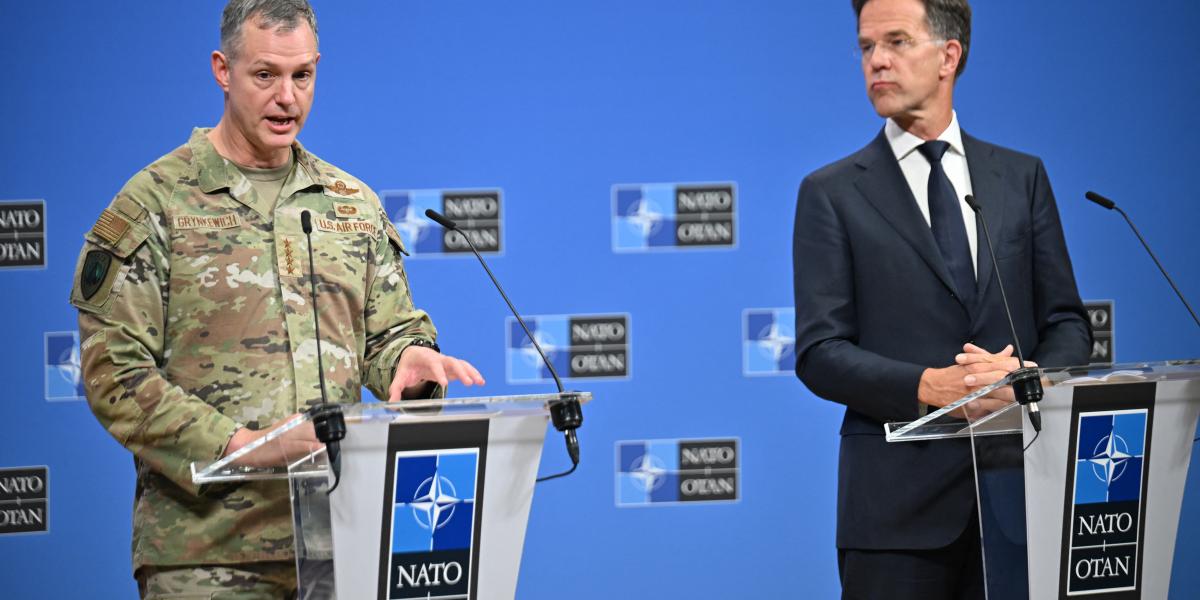 Alexus Grynkewich tábornok, az európai szövetséges haderők főparancsnoka és Mark Rutte NATO-főtitkár