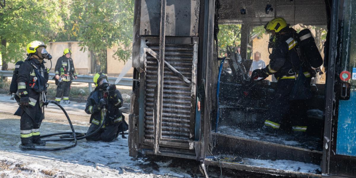 Kigyulladt autóbusz a XII. kerületben augusztus 14-én 