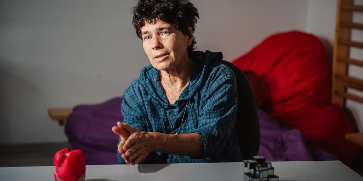 „Nem azt mondjuk, hogy aki száguld, az száguldhasson, akinek lemaradása van, az a saját tempójában fejlődhessen, hanem azt: mindenki egyforma sebességgel haladjon” – fogalmazott Gyarmathy Éva