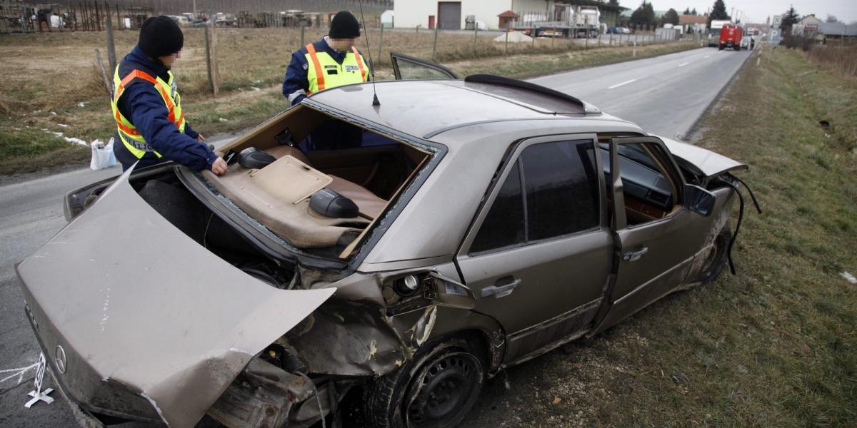 A balesetben egy 39 éves férfi életét vesztette, míg utastársát, egy 31 éves férfit súlyos sérülései miatt mentőhelikopter vitte