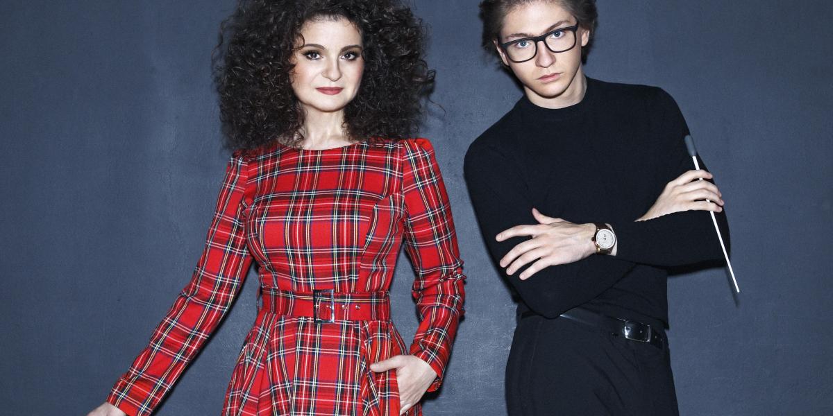 Korcsolán Orsolya hegedűművész és Sugár Nátán. Ha léteznek földönkívüliek, a tizenkilenc éves karmester kibontakozását már ők is ismerhetik