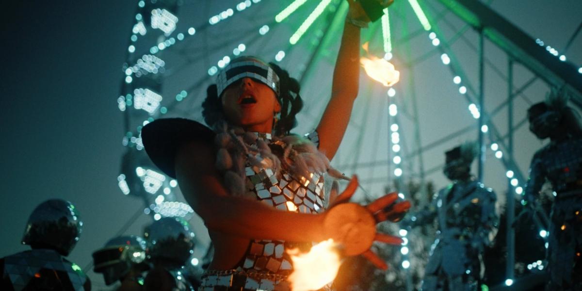 A film nemcsak a fesztiválok történetét meséli el, de azok hangulatát is átadja