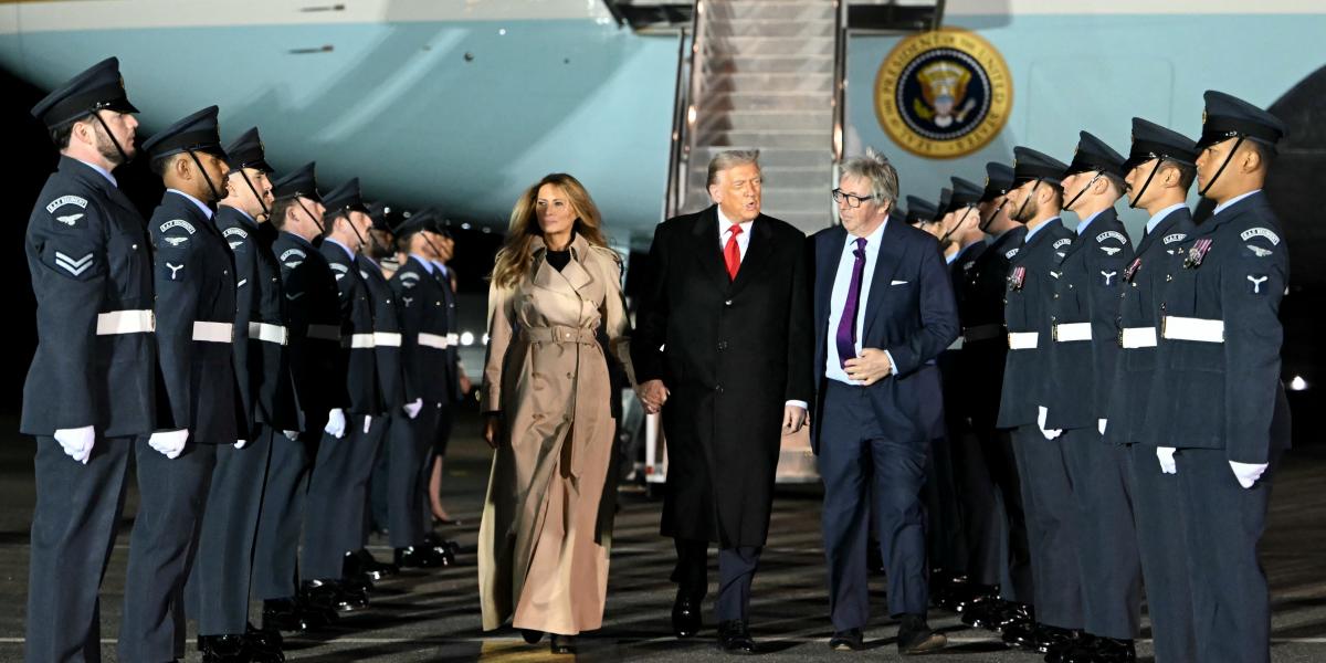 Donald Trump amerikai elnök és a first lady, Melania Trump leszállnak az Air Force One repülőgépről, miután 2025. szeptember 16-án landoltak az kelet-angliai Stansted repülőtéren.