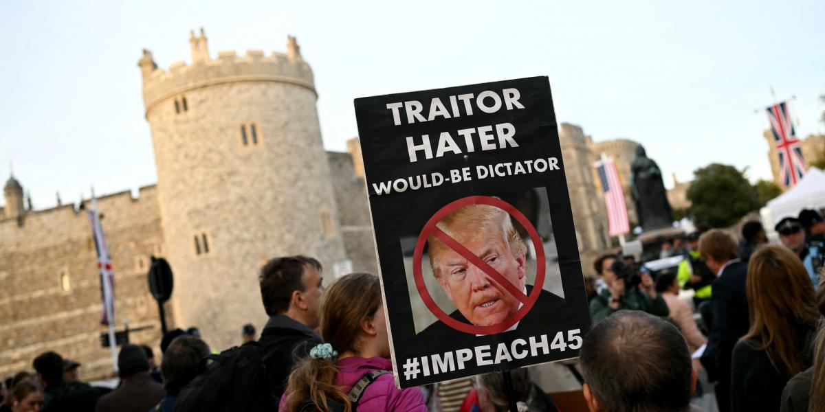 Tüntetés a windsori kastély előtt Donald Trump állami látogatása ellen Nagy-Britanniában, 2025. szeptember 16-án.