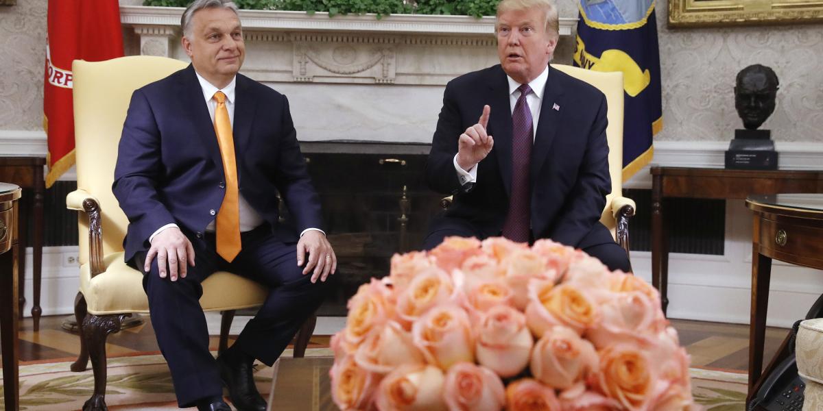 Orbán és Trump a Fehér Ház Ovális irodájában 2019. május 13-án.