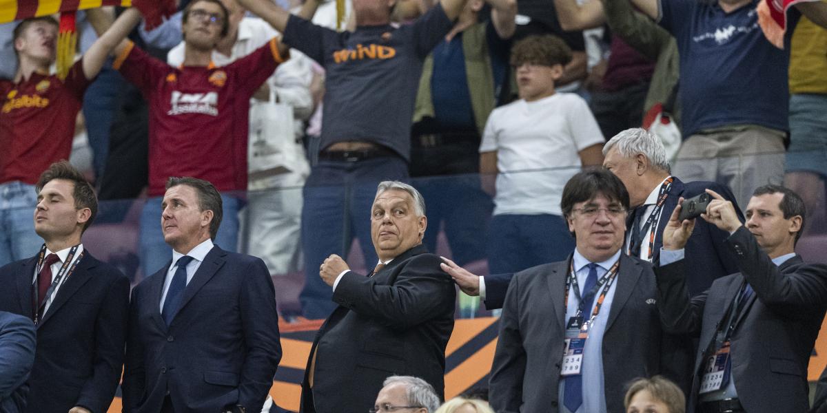 Orbán Viktor vállán Csányi Sándor MLSZ-elnök keze a 2023-as Európa Liga-döntőn a Puskás Arénában, Budapesten 