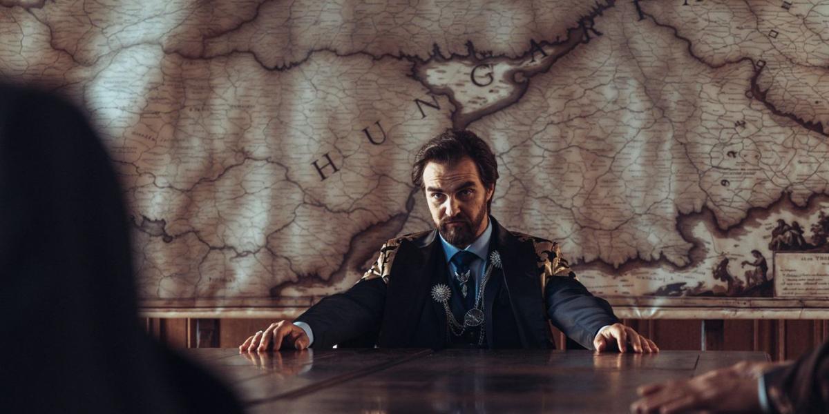 A Királytalálkozó című tévéfilm szolgai módon aktualizál (Dolhai Attila Károly Róbertként)