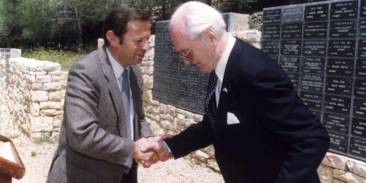 Király Béla (jobbra) mint a Világ Igaza – a Jad Vasem Intézet honlapján