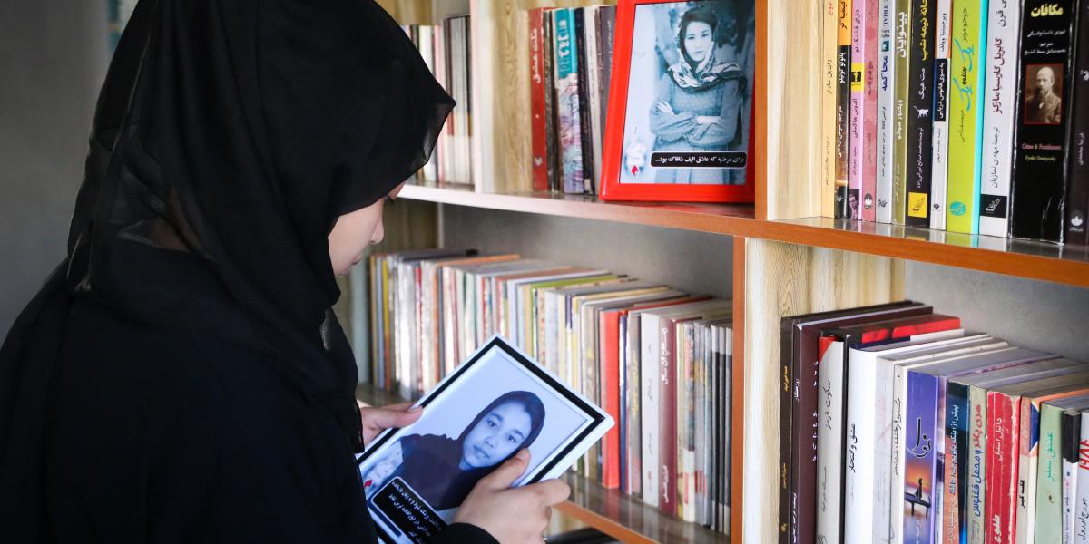 Afgán nő egy kabuli könyvtárban 