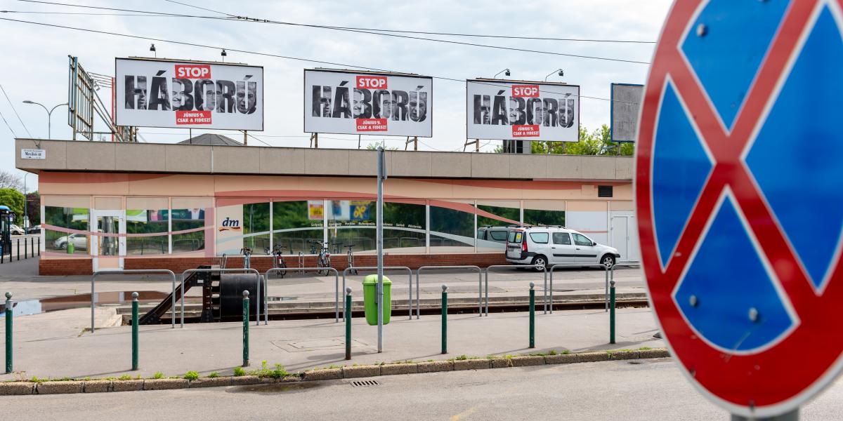 Plakátok Budapesten, a Mexikói úti buszpályaudvarnál 2024. május 21-én 