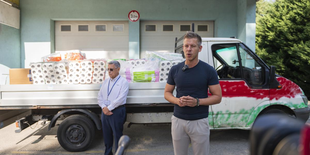 Magyar Péter adományt ad át a Heim Pál Gyermekkórháznak 2024. augusztus 30-án. Mögötte Fekete Ferenc, az intézmény orvosigazgatója 