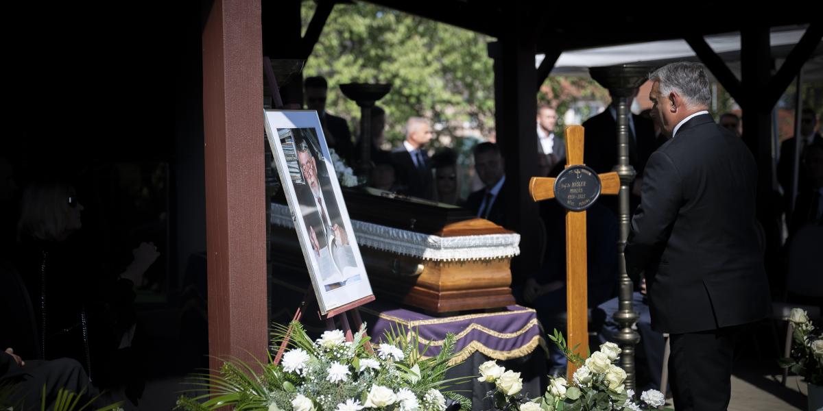 Orbán Viktor Kásler Miklós ravatalánál a sárvári Sári temetőben 2025. szeptember 19-én