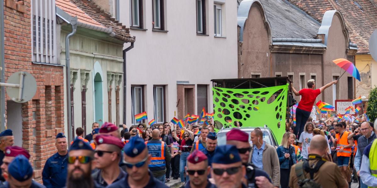 Rendőri felvezetés az első pécsi Pride-on 2021. szeptember 18-án 