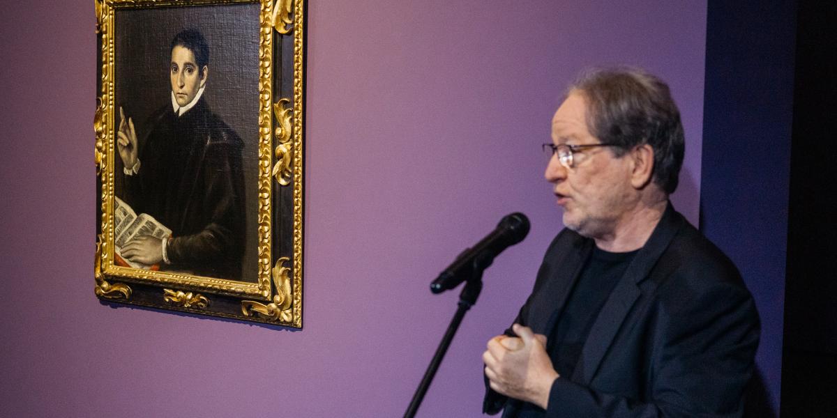 El Greco Gonzaga Szent Alajos képmása c. festménye mellette Baán László, a Szépművészeti Múzeum főigazgatója 2022-ben