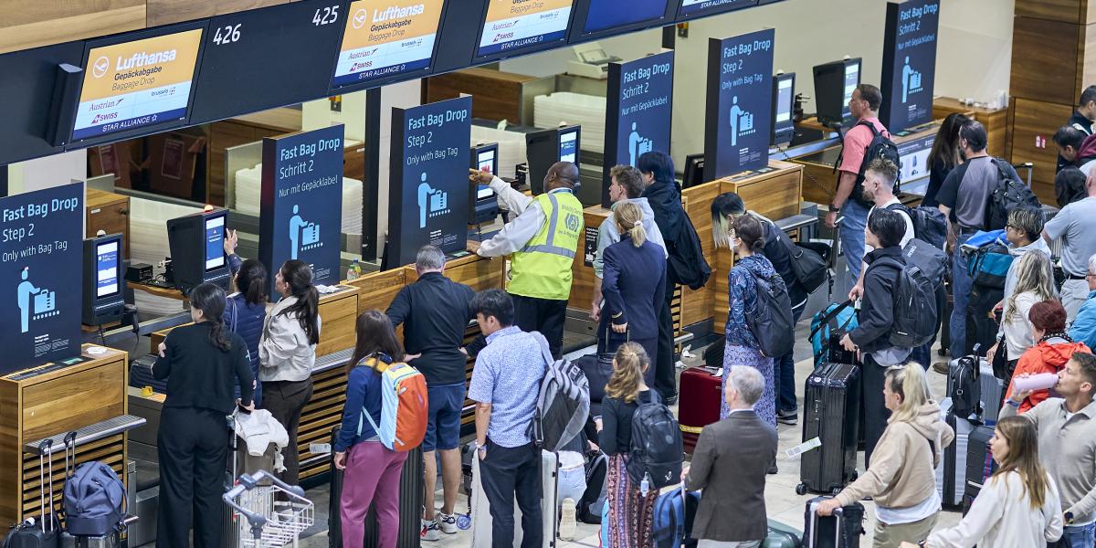 Várakozó utasok a Berlin-Brandenburg repülőtéren 2025. szeptember 22-én.