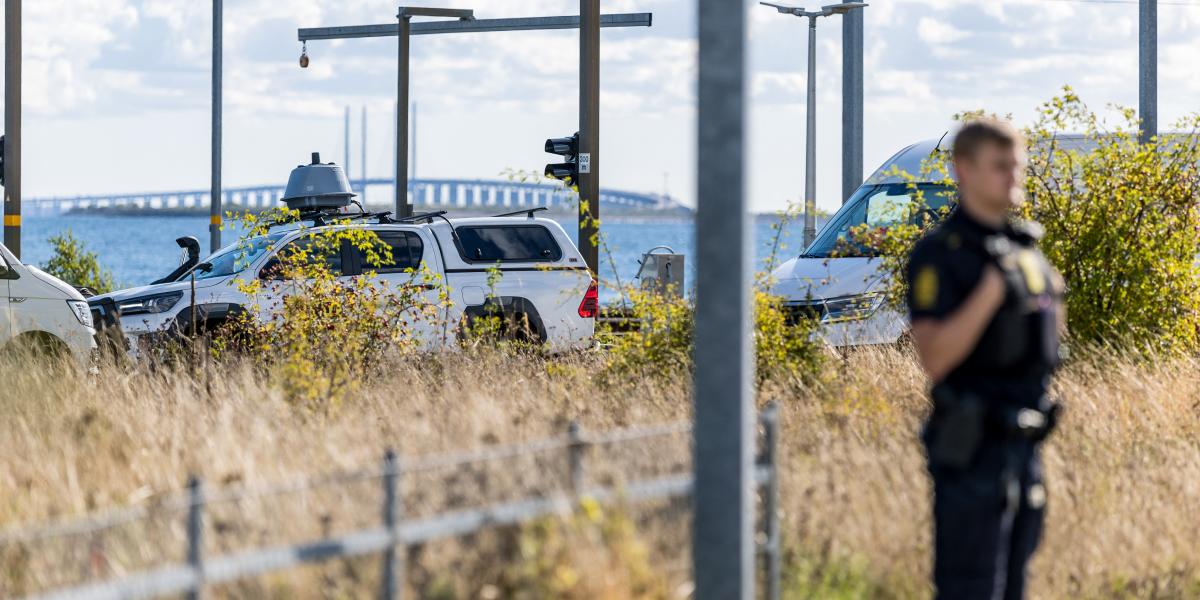 A rendőrség jelen van a koppenhágai repülőtér melletti Kystvejenen, 2025. szeptember 23-án