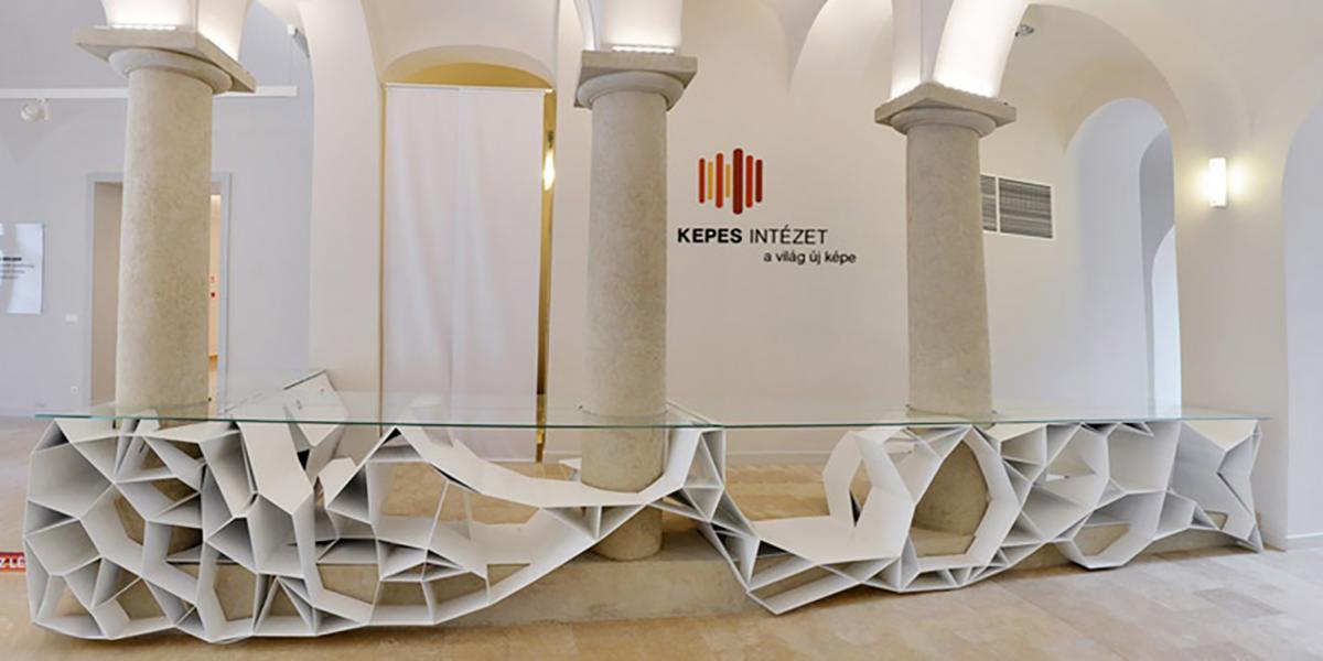 A központ elhíresült, azóta szétvágott és MÉH-telepre vitt pultja