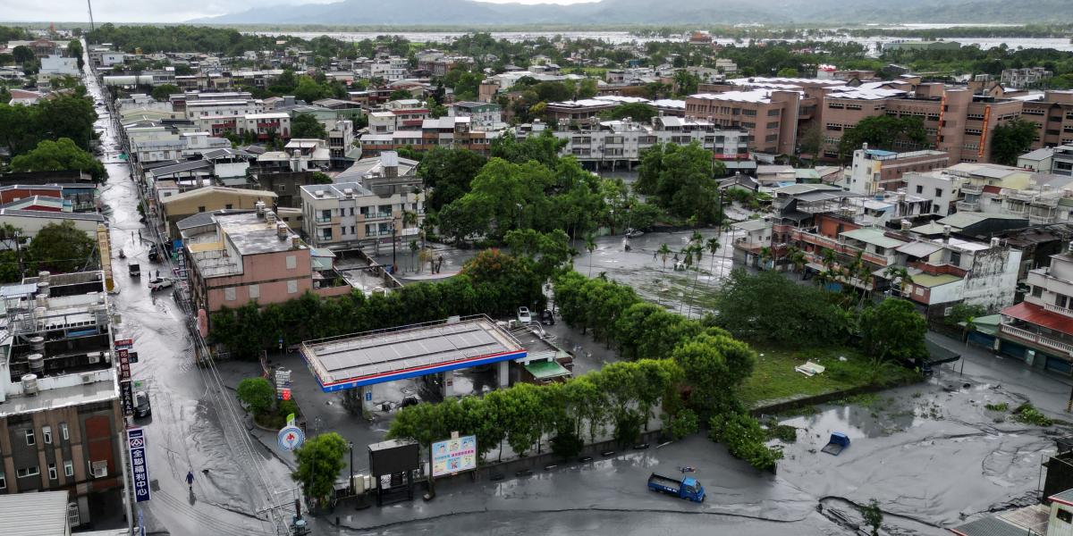 Sárréteg borítja az utcákat, miután visszahúzódott a víz, amely elárasztotta a tajvani Hualient a Ragasa szupertájfun idején, 2025. szeptember 24-én.