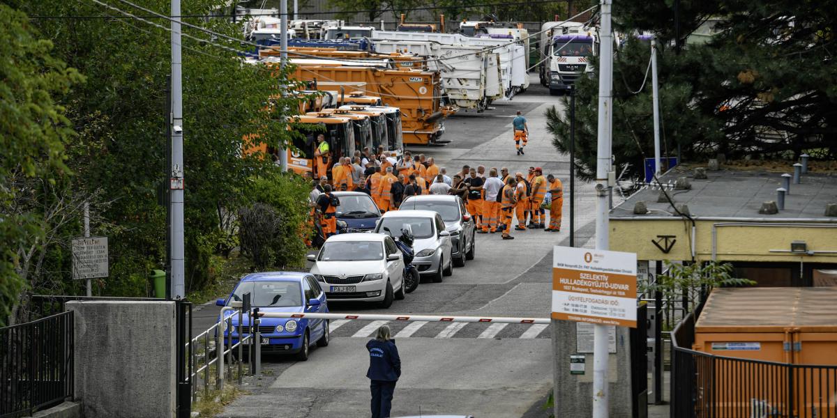Sztrájkoló kukások a MOHU BP Lakossági szelektív hulladékgyűjtő udvarán a Testvérhegyi úton szeptember 24-én