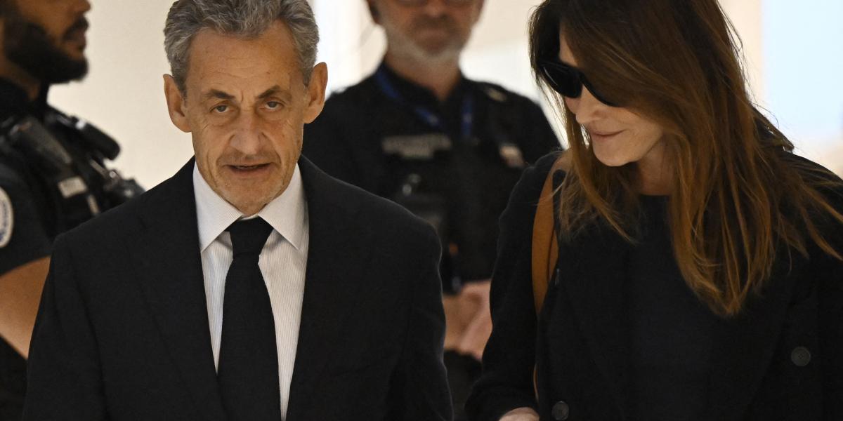 Sarkozy és felesége, Carla Bruni a párizsi bíróságon szeptember 25-én 