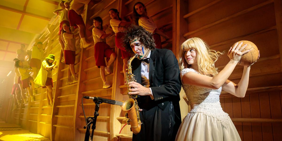 Egy érettségi előtt álló gimnáziumi osztály mindennapjai. Ide jár Leonce és Léna (Medveczky Balázs és Márkus Luca). Akik, akárcsak társaik, keresik, mit kezdjenek a jövővel