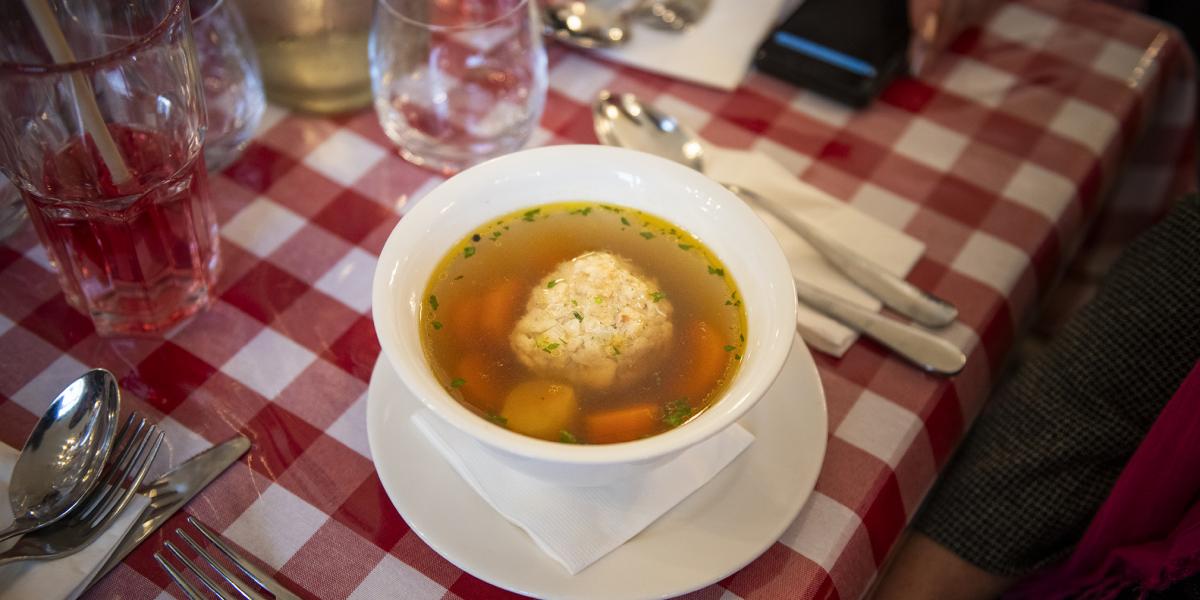 Hagyományos ételekkel várják a vendégeket keddtől szombatig