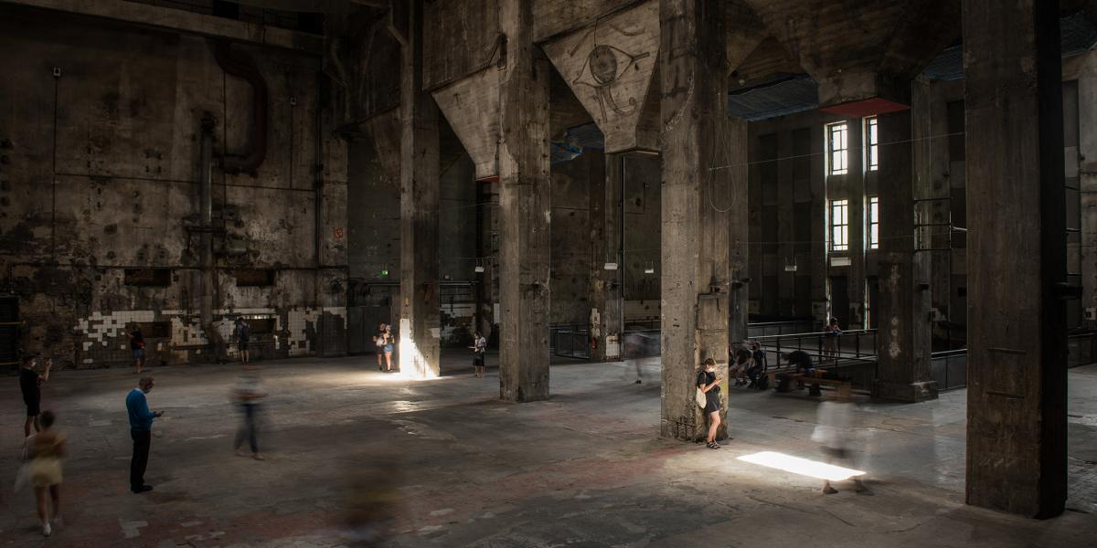 A kihalt épületek a kilencvenes években nem csak szórakozóhelyeknek, kiállításoknak is otthont adtak az újraéledő Berlinben