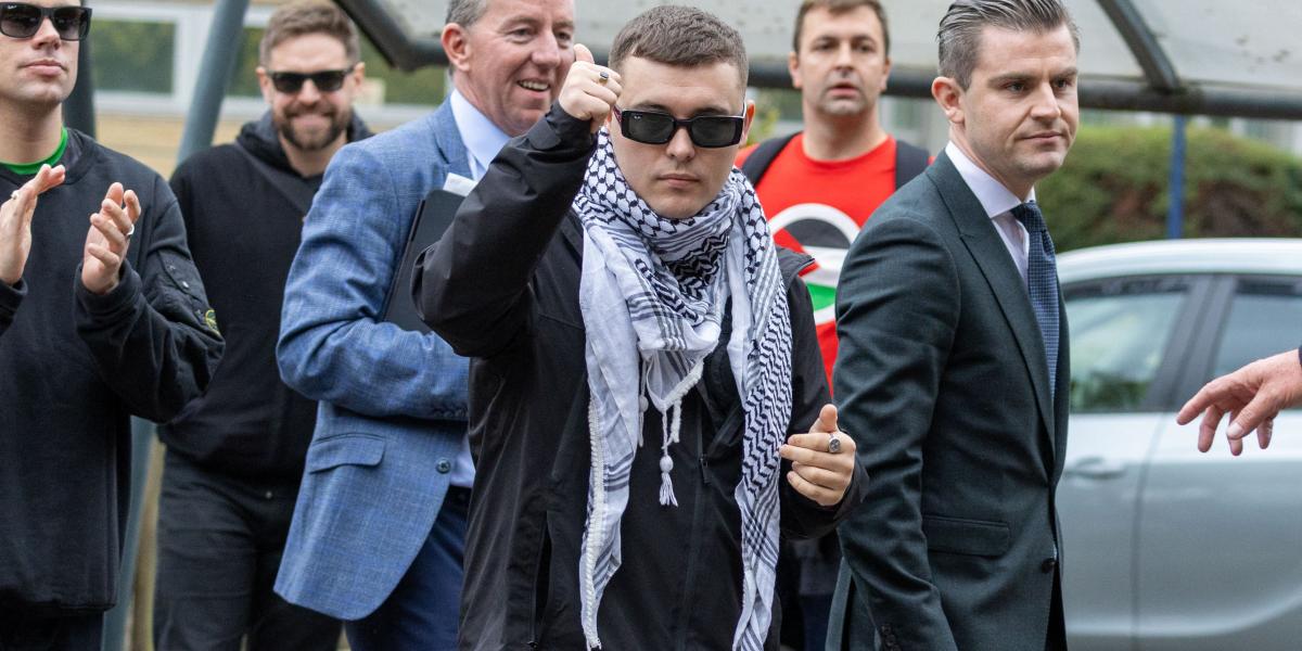 Liam Óg Ó hAnnaidh a tárgyalás után Londonban szeptember 26-án 