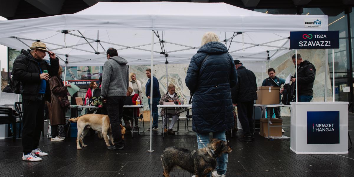 Az első Nemzet Hangja kezdeményézés standja a budapesti Széll Kálmán téren március 24-én 