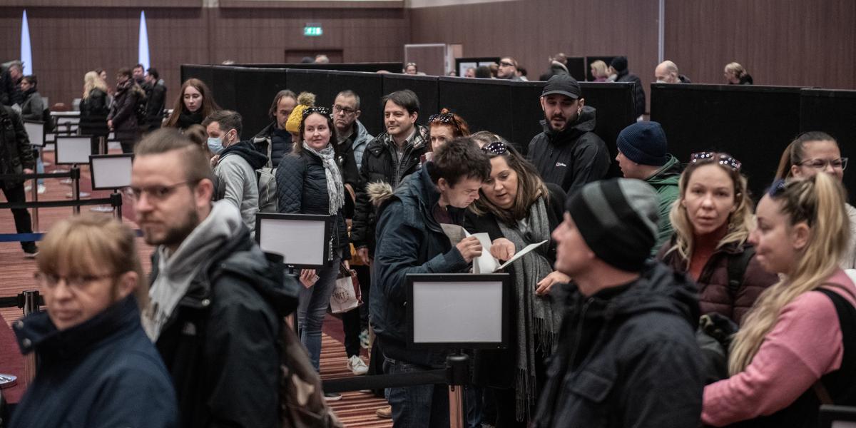 Szavazásra várók a londoni magyar nagykövetségen. A cikk szerzője eltörölné a külképviseleti szavazást s bevezetné az elektronikus voksolást