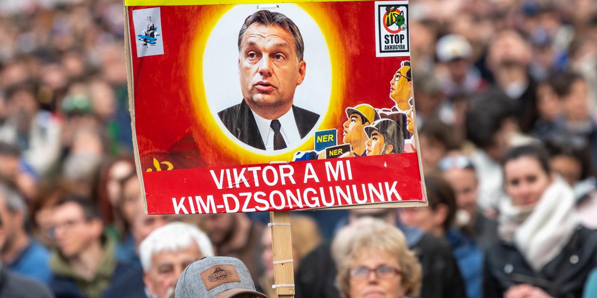 Gúnyos transzparens egy ellenzéki tüntetésen