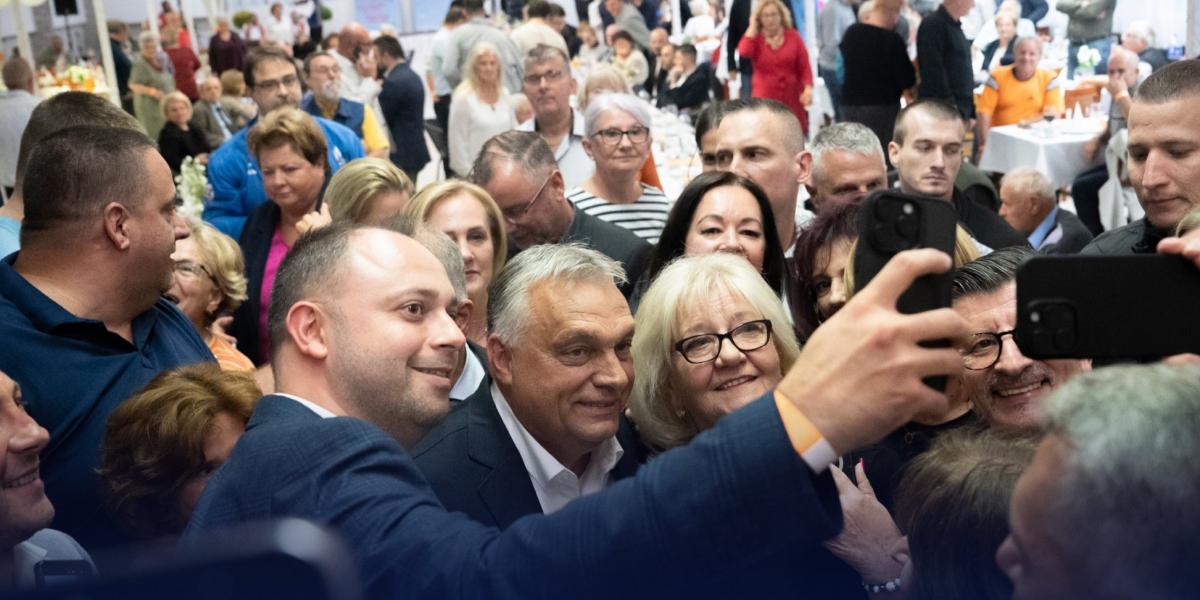 Tikász Ferenc a kép bal oldalán látható profilból, sötétkék galléros pólóban