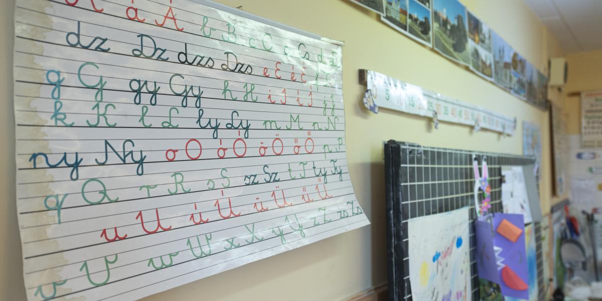 Évtizedek óta az írni-olvasni tanuló kisiskolások többsége először a képen látható táblával találkozik az osztályteremben