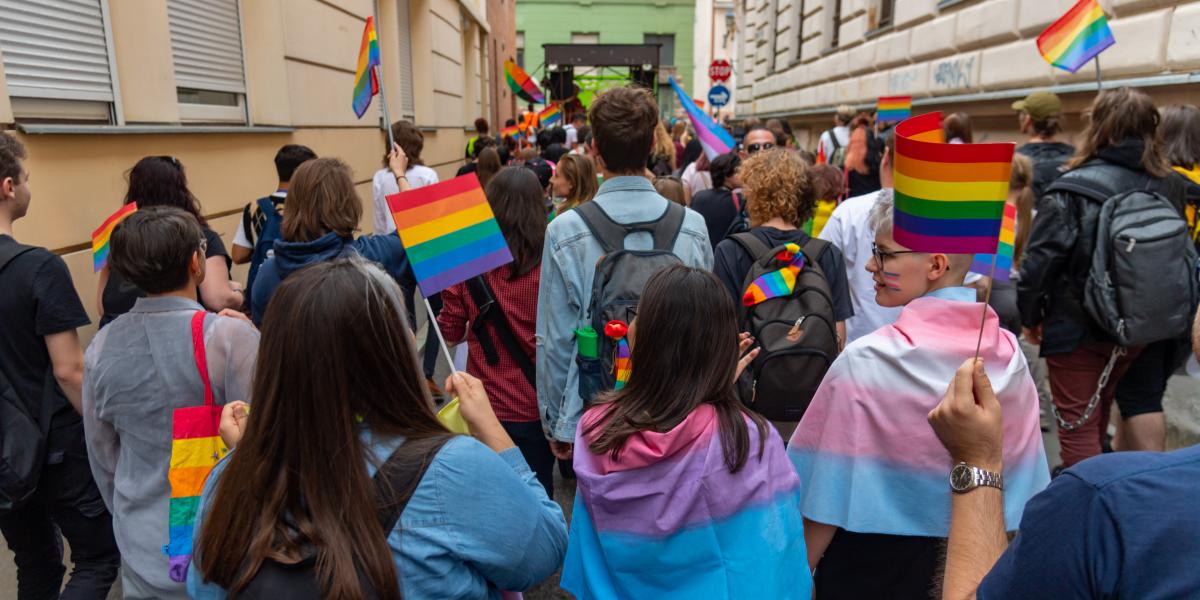 Résztvevők az első pécsi Pride felvonuláson 2021. szeptember 18-án 